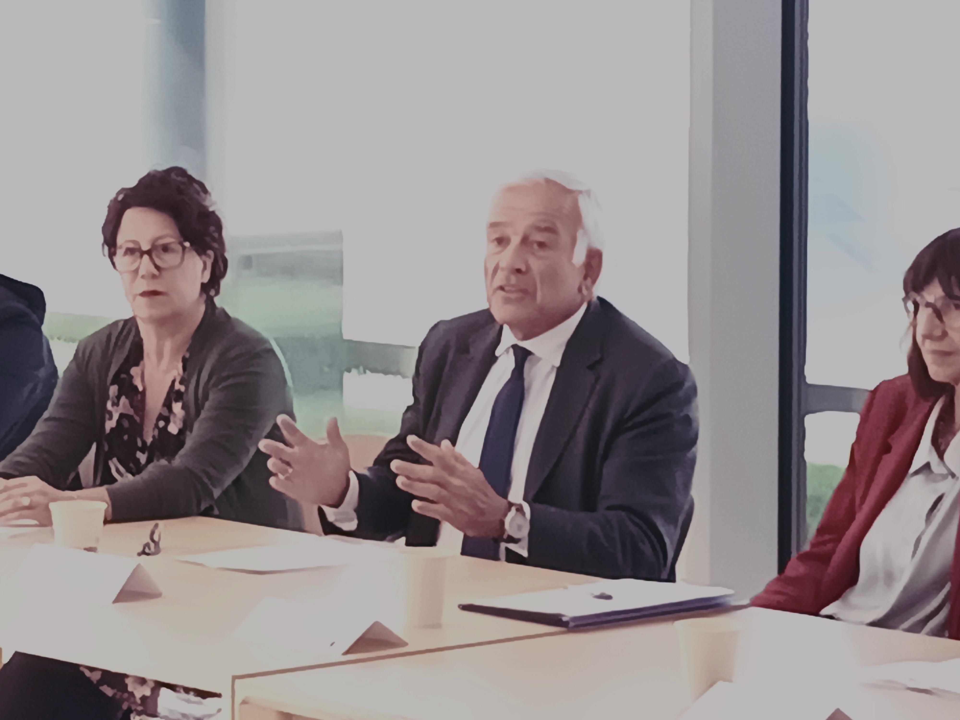 Da sinistra Donatella Califano (segretaria generale SGBCISL), Heiner Oberrauch (Presidente di Assoimprenditori Alto Adige), Cristina Masera (segretaria generale CGIL/AGB)